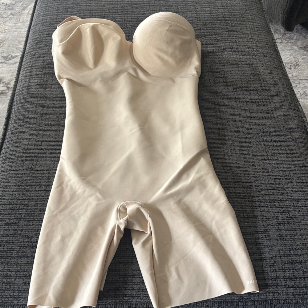 SKIMS Body CS underwire mid thigh $138 value large